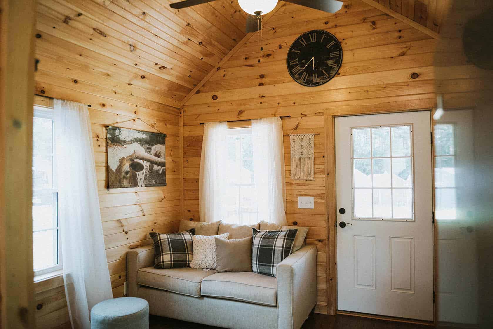 Modular Tiny Log Cabin Living Space with Cozy Interior