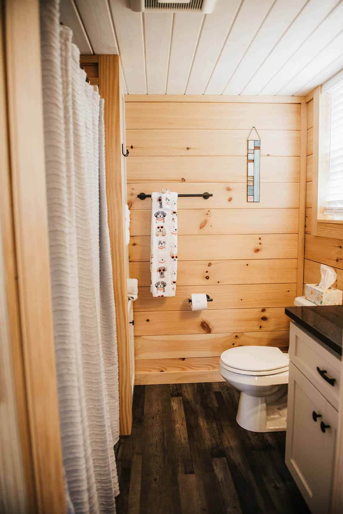fh-prefab-tiny-home-log-cabin-bathroom-2002